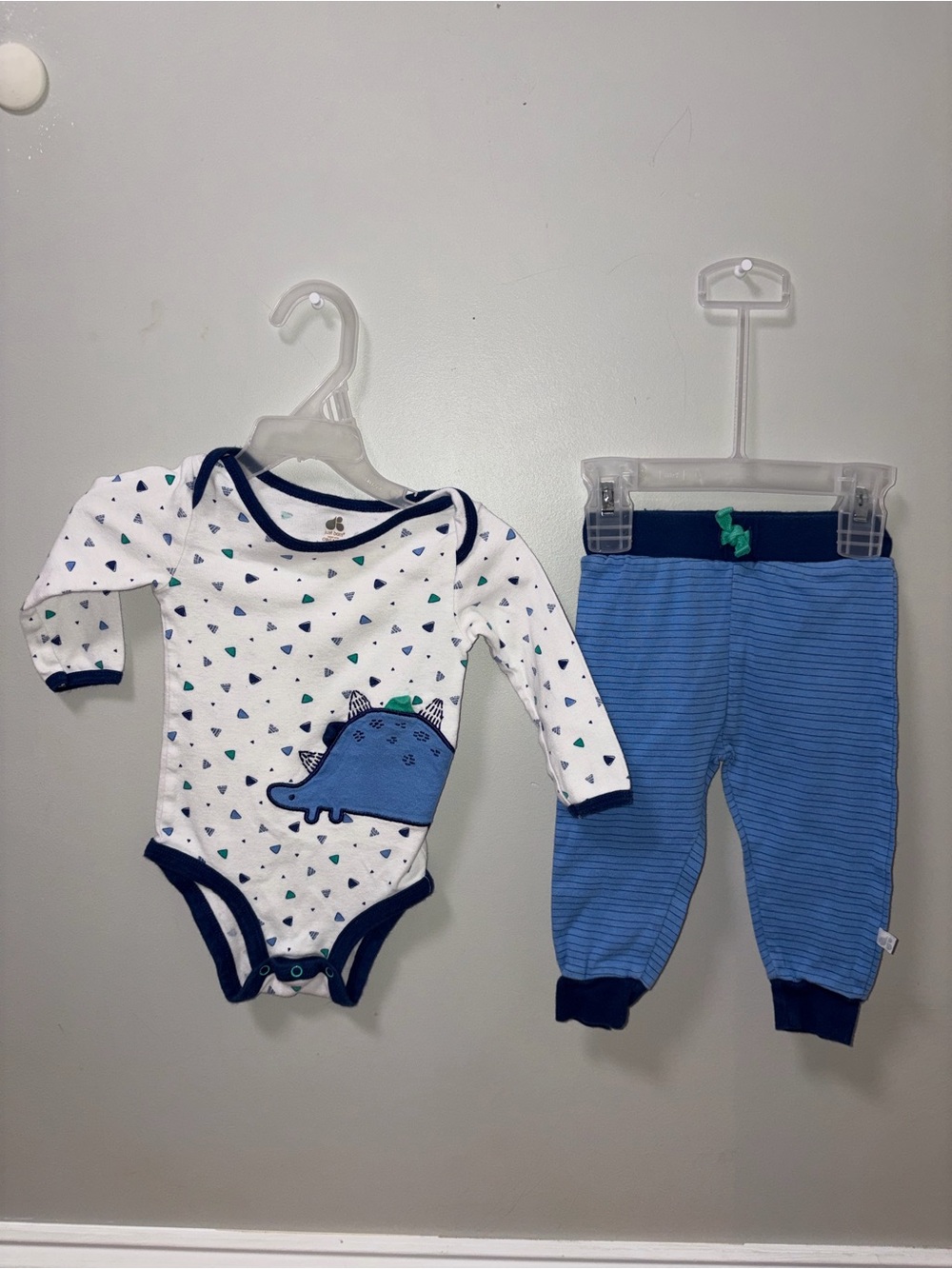 Just Born Blue White Dinosaur Outfit Boys 2 Piece Set 6-9 M
